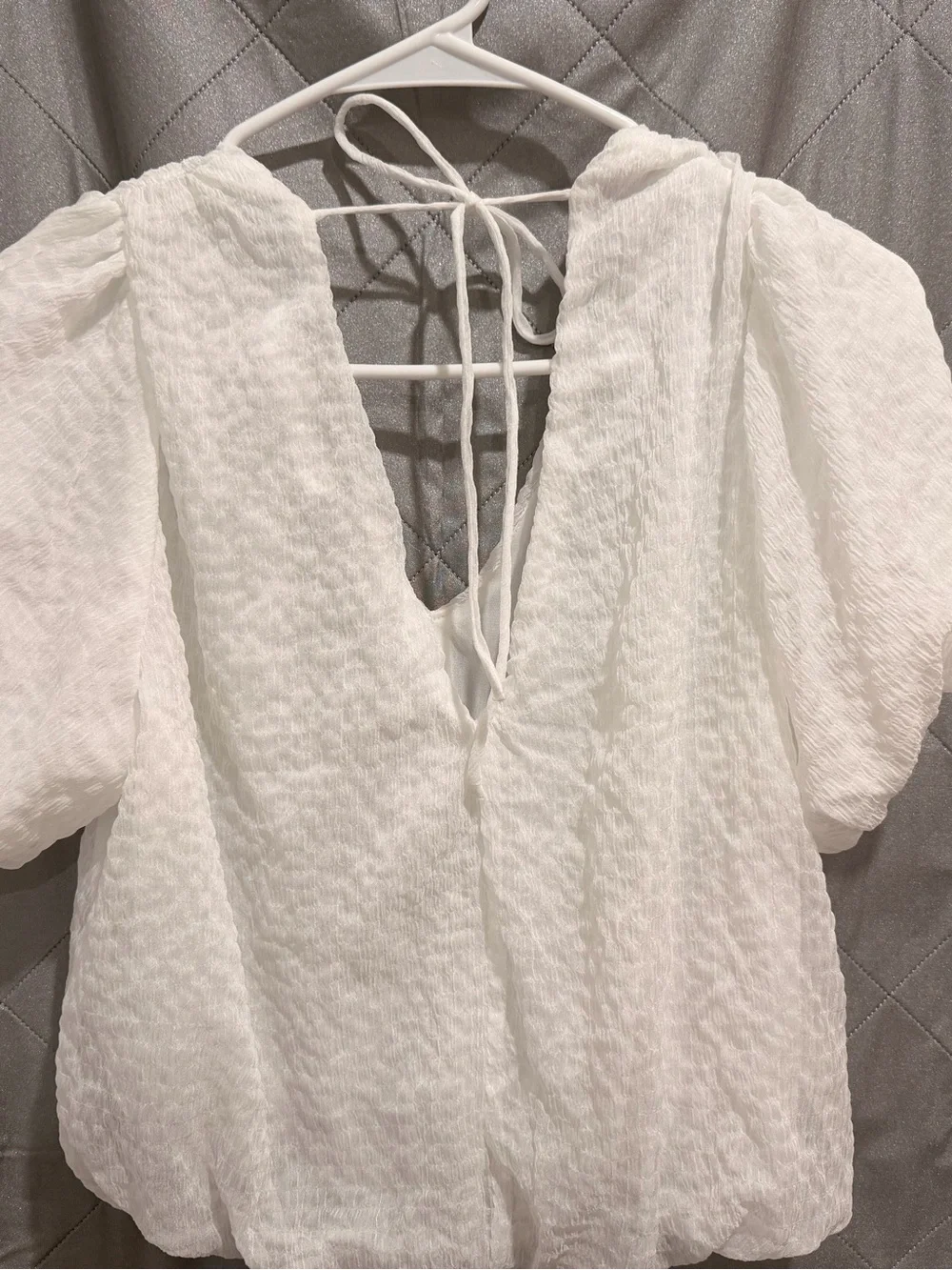 Astr White Textured V-Neck Tie-Back Puff Sleeve Blouse